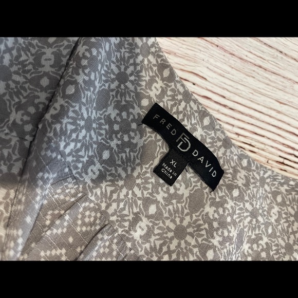 Button up v neck high low hem gray print blouse XL - Picture 4 of 5